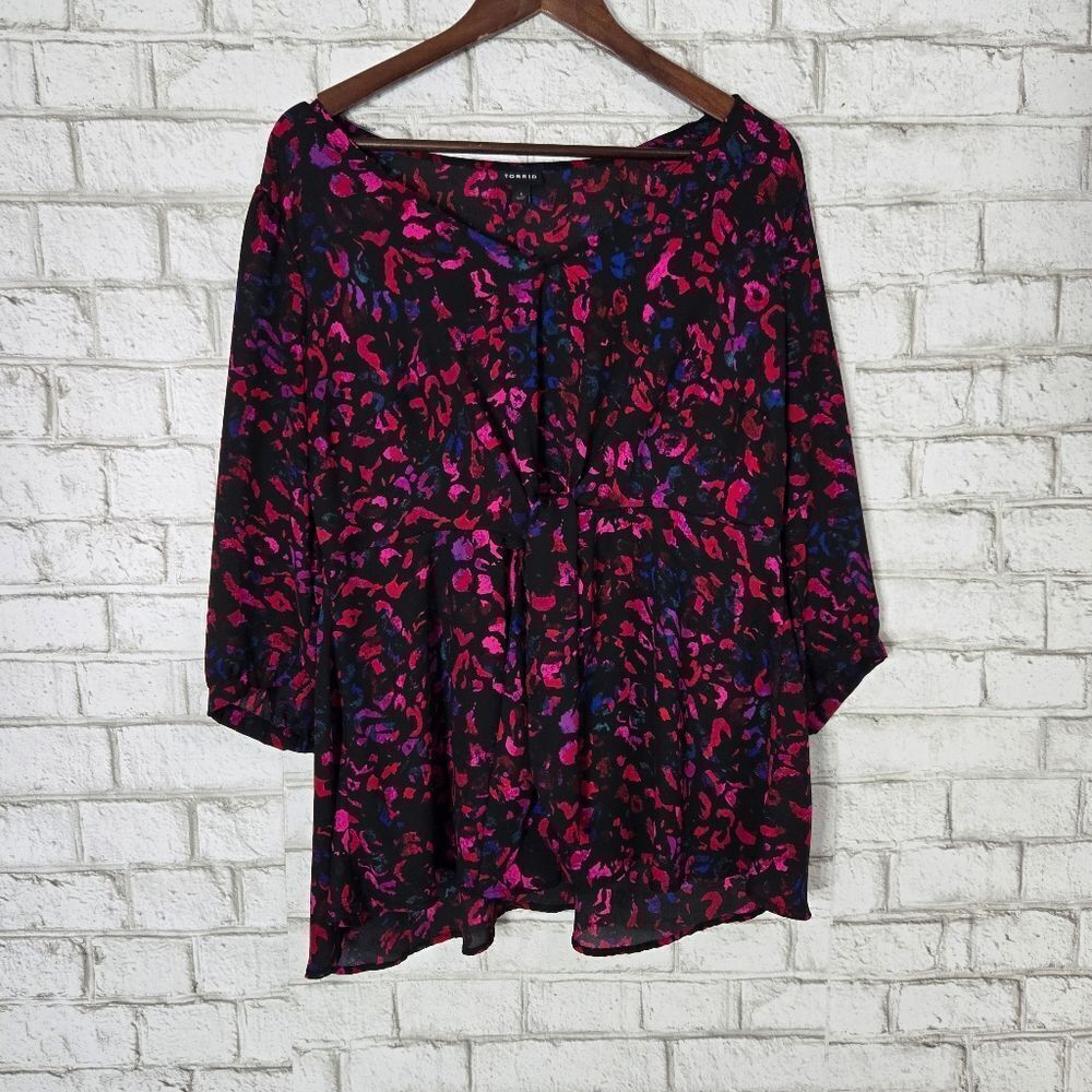 Torrid floral tie-front blouse